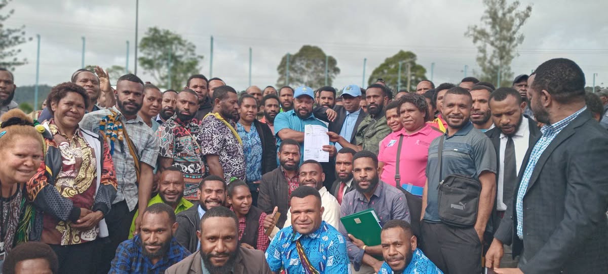 HUEF-sponsored students and Hela Provincial Government representatives